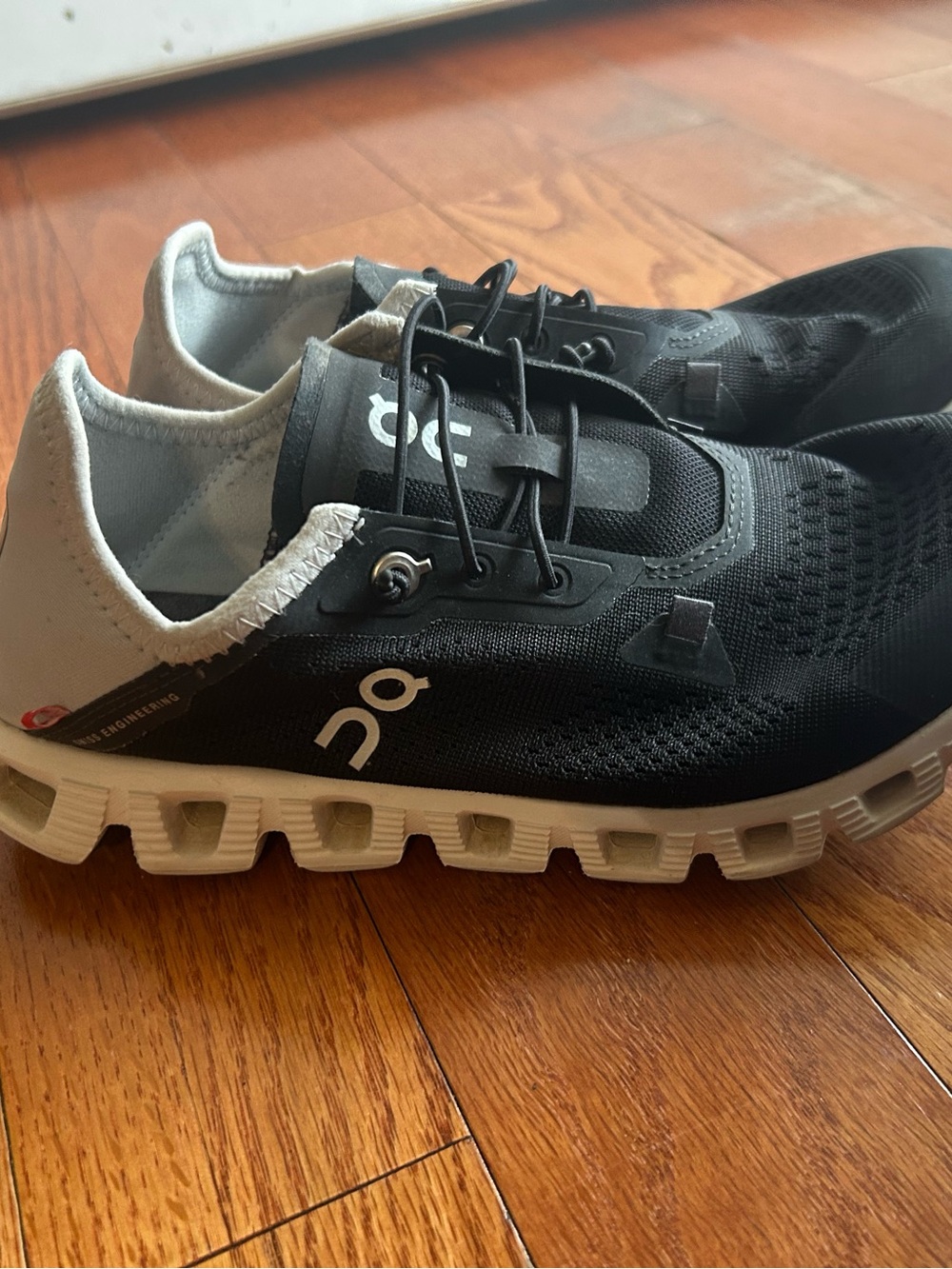On Running Cloud women Running Shoes - Black/White